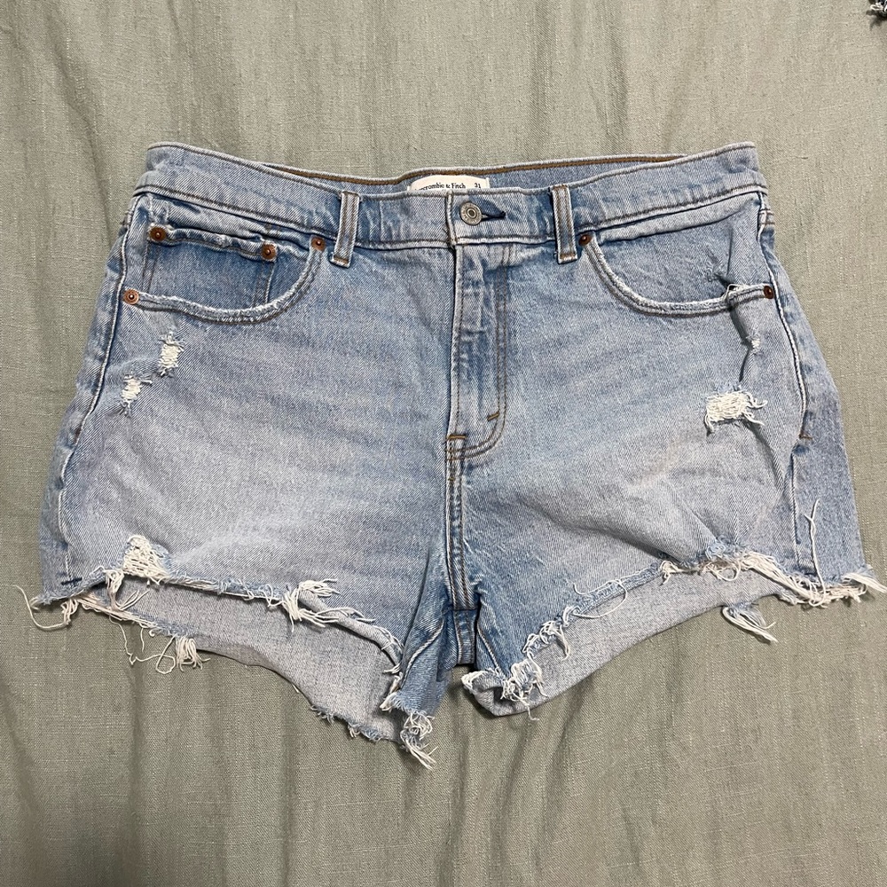 Abercrombie The Mom Short, mid rise size 12